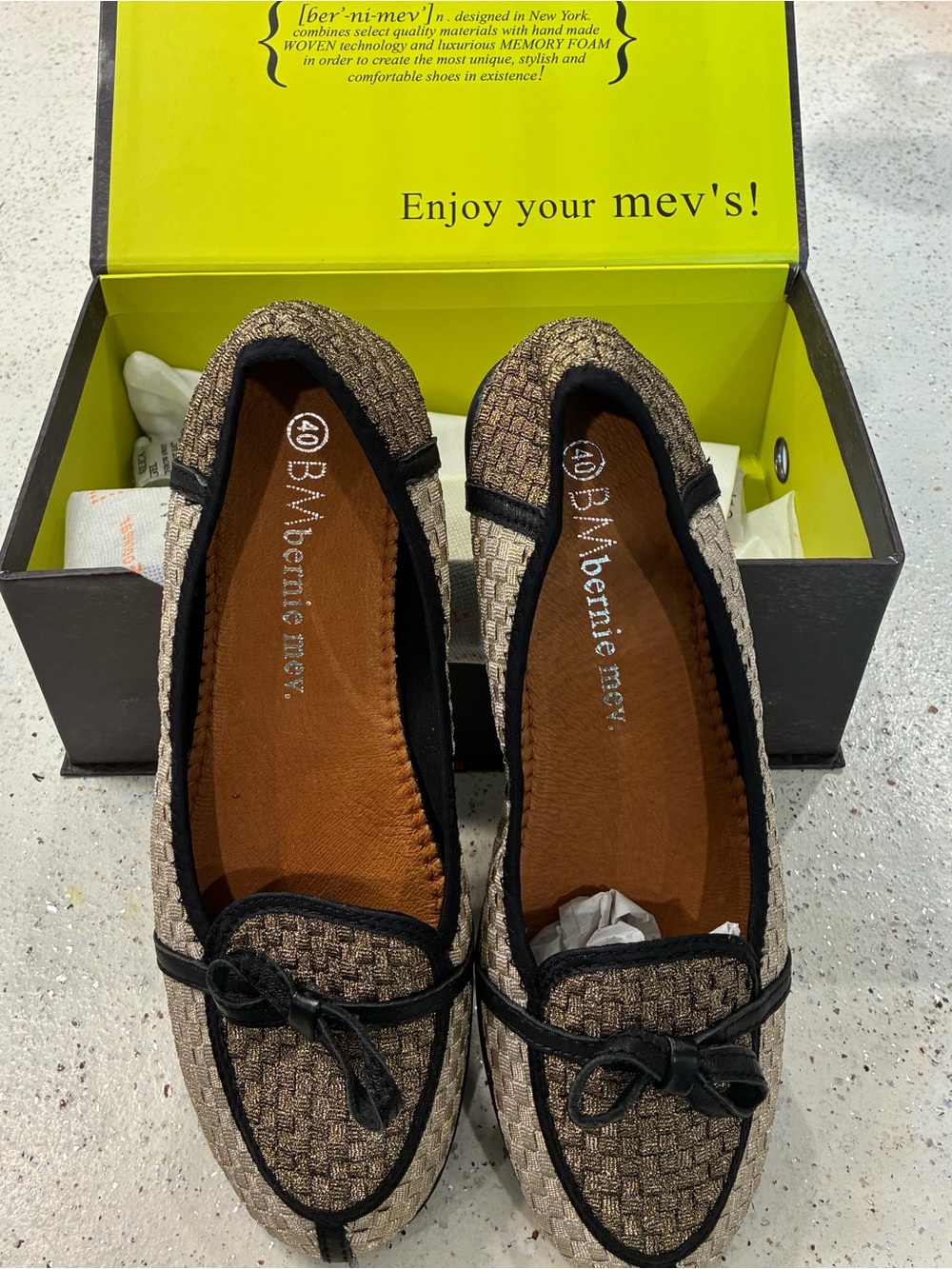 bernie mev. Lena. Geometric Flats in Brown & Black SZ 9 NWT